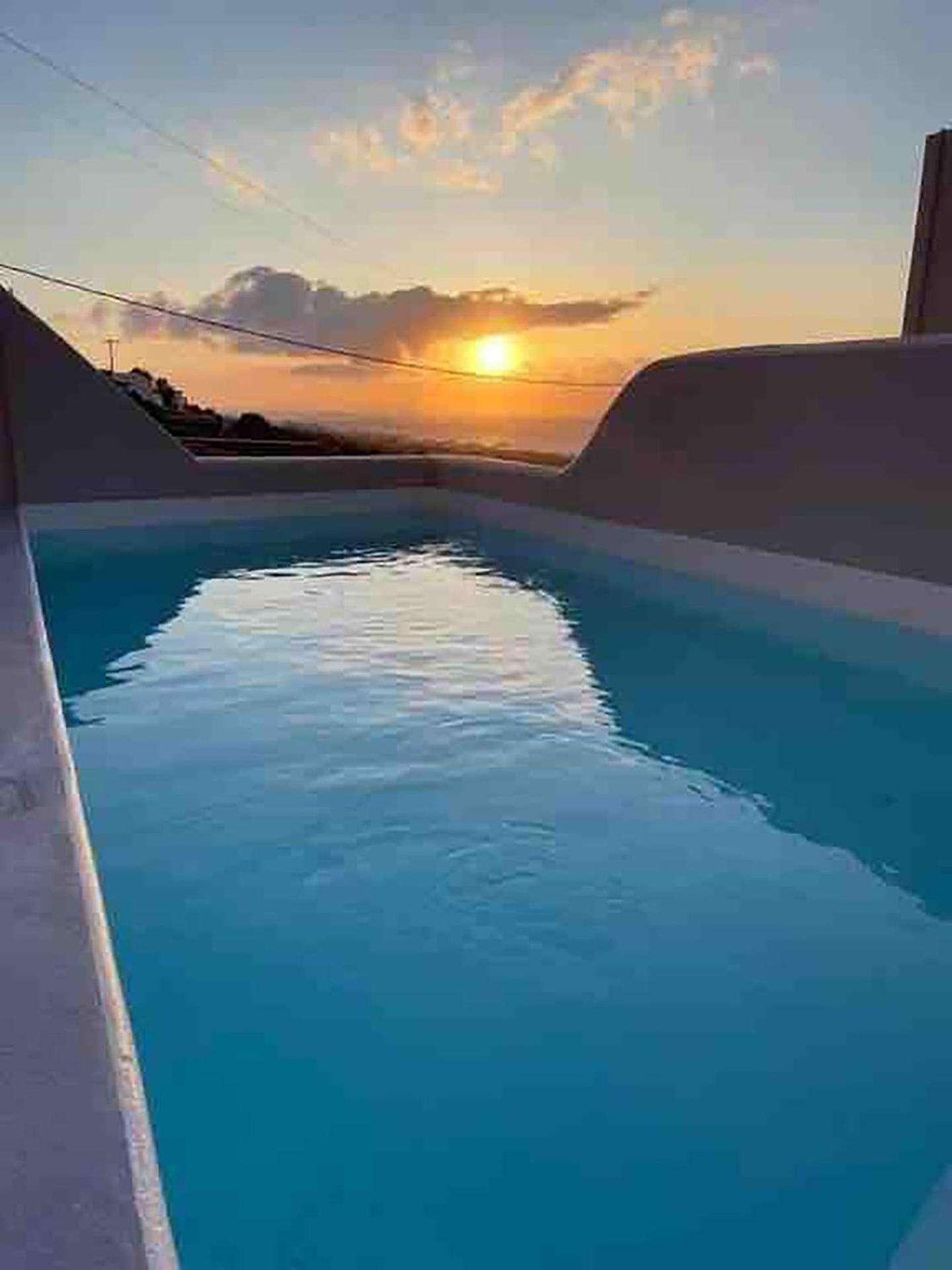 Pink Freud Villas Santorini Oia  Exterior photo