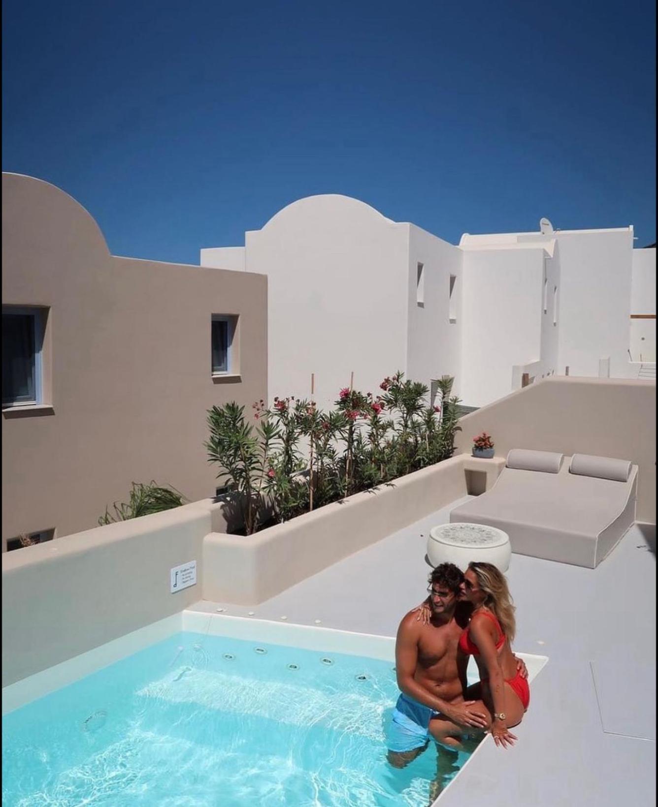 Pink Freud Villas Santorini Oia  Exterior photo