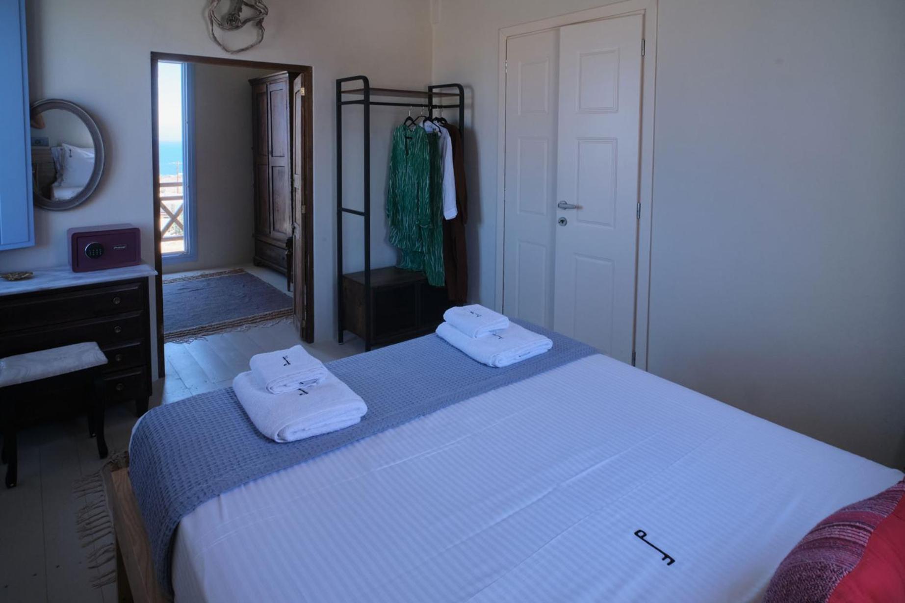 Pink Freud Villas Santorini Oia  Exterior photo