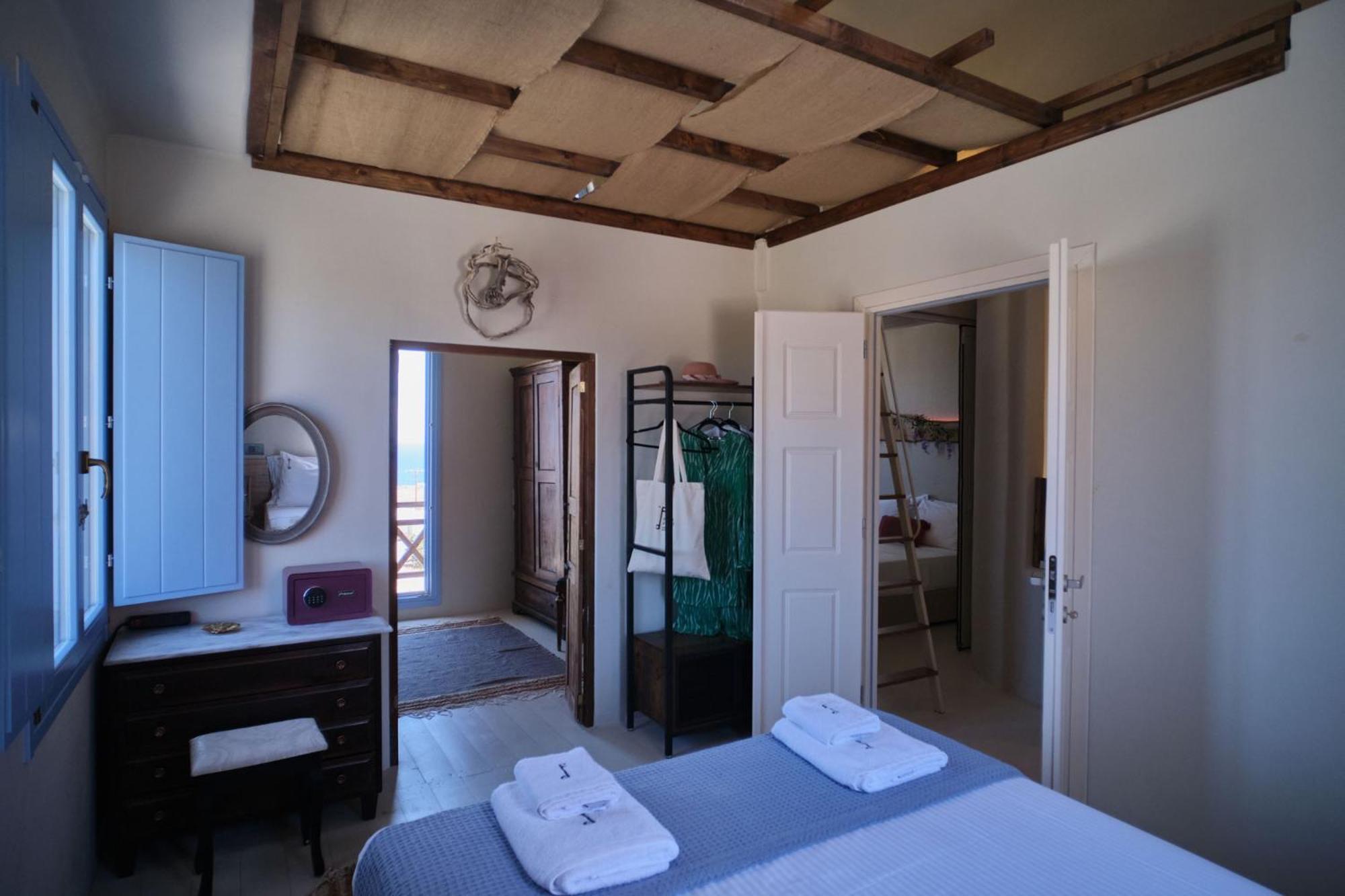 Pink Freud Villas Santorini Oia  Exterior photo